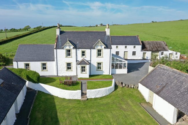 High Clachan Farmhouse - a white farmhouse with a lawn and conservatory. Scotland staycation holiday cottages
